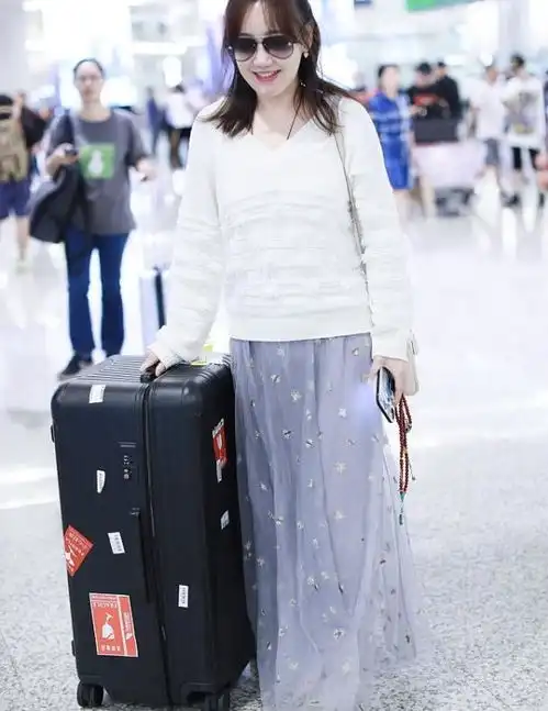 薛佳凝美回少女,穿白色针织衫搭淡蓝色纱裙,哪像有41岁