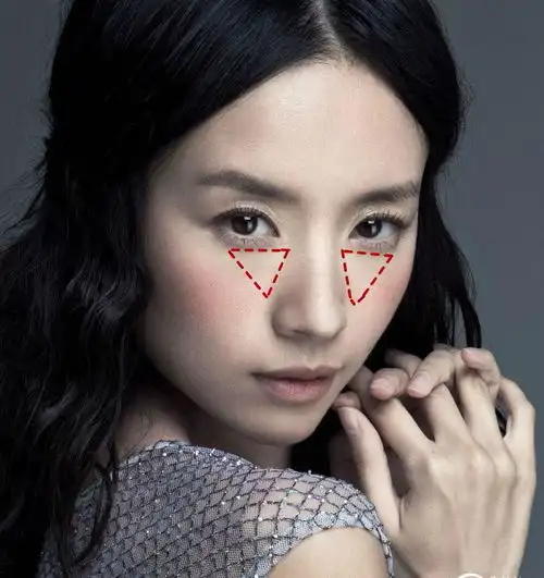 41岁董洁妆前妆后差距大妆后皮肤水嫩似少女,妆前眼袋太突兀