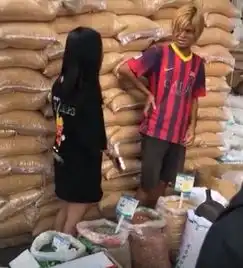 组图南宁罗志祥被美女围观搭讪叉腰回话一脸无奈