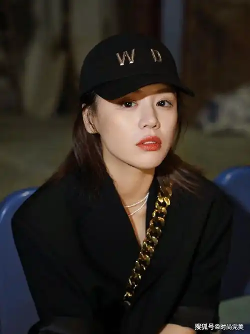 马思纯出镜玩沙发瘫,白t粉裤造型俏皮甜美,淡妆不失少女感