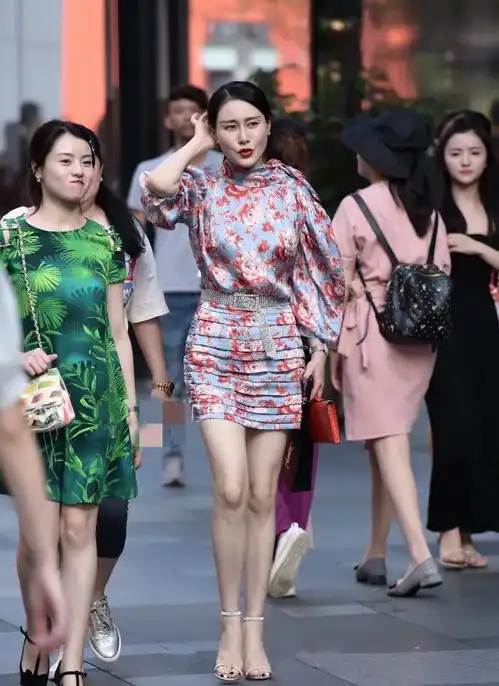 裙子穿成千层饼,后背有个大窟窿,能再大胆点吗