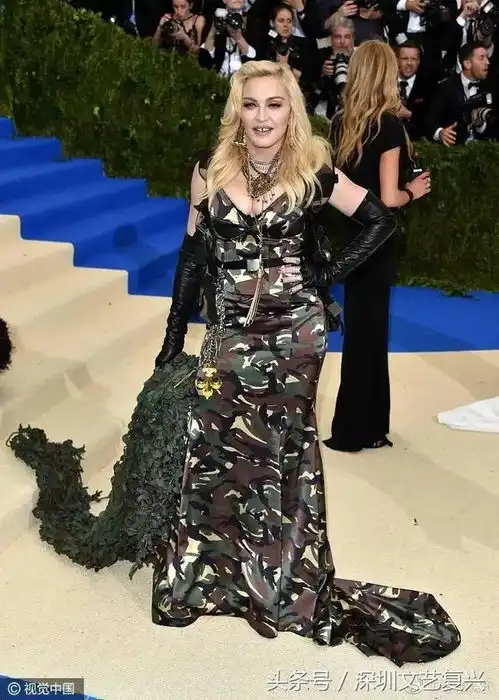 中国女星又赶集metgala,杨幂性感,但刘雯更高级