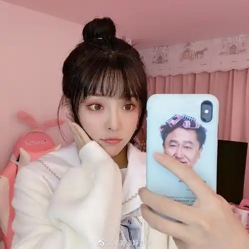 宋美娜懒理与王思聪绯闻晒美照扎丸子头齐刘海清纯可人