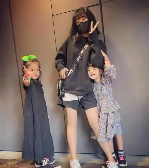 贾静雯一家五口罕见同框波妞戴皇冠成在逃公主,咘咘变黝黑少女
