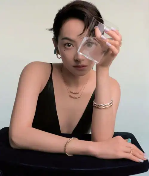 宋茜新造型厉害了,把年代感服装穿出了时髦霸气,真有范儿