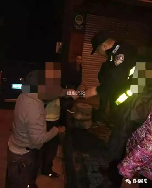 抱膀子支招引纷争七旬大爷和中年大叔互掐