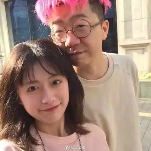 徐璐跑到b站当美妆博主,素颜睫毛很浓很长,头比李诞女友小一圈