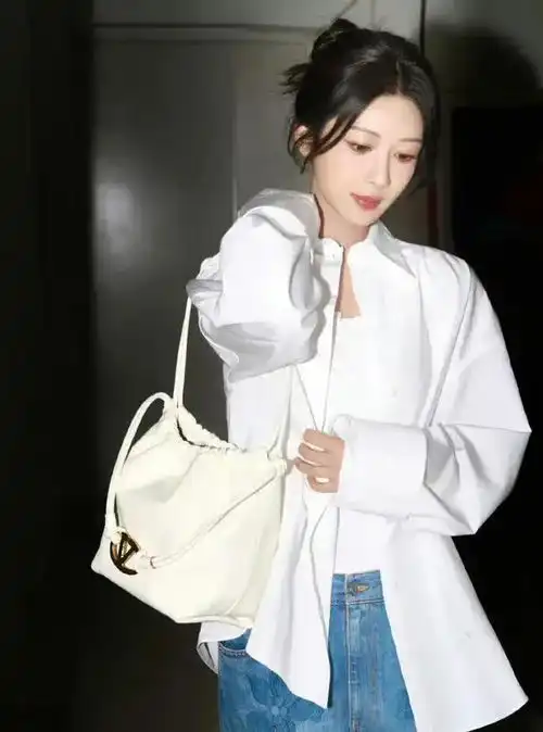 杨紫白衬衫破洞裤,美出圈简约中不失优雅妥妥的最佳女友