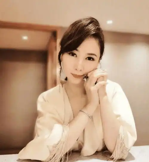 52岁翁虹晒出健身近照,年龄盖不住的韵味,魅力不减当年