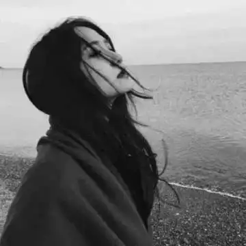 女人伤感黑白背影头像两