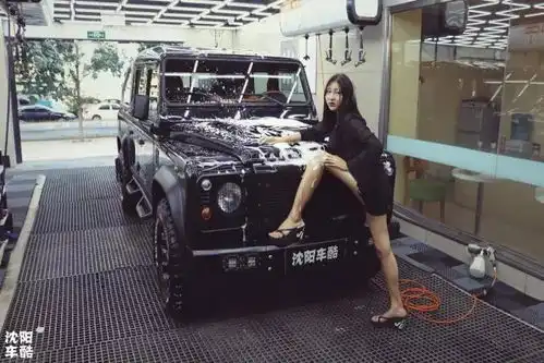 我的女上司是一手掌握不了的女人,却被路虎卫士征服