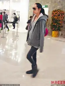 吴佩慈挺6月孕肚带娃携母逛街仍在酒店居住