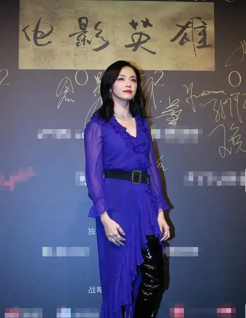 直击女星红毯生图何超莲白得发光,范冰冰水桶腰成功抢镜