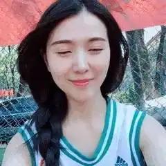 虎扑高圆圆变身球衣女孩,知性又阳光