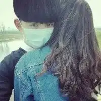 求一个女孩举着一只剪刀手的背影的情侣男生头像