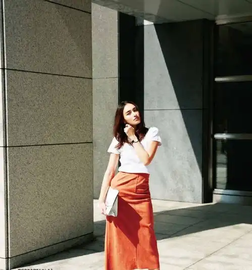 白t恤牛仔裤过时了,白t恤半身裙才是今夏最优雅有女人味的搭配