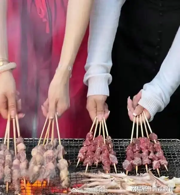 美女网红小黑晒出了与王思聪外出烧烤的画面