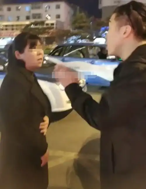 太原女子手机落出租车上,的哥索要500元报酬,警方调解后给了200