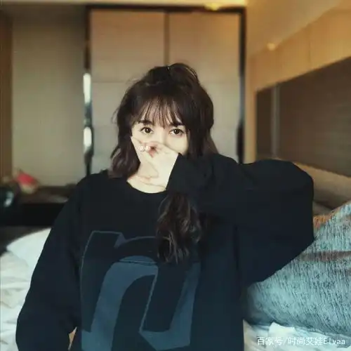 32岁李菲儿真瘦,穿1500碎花裙尽显超模身材,这腰臀女星里都罕见