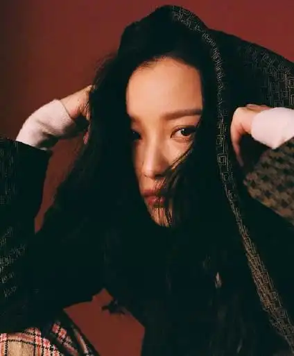 倪妮又拍大片,似冰似火表现绝佳,不愧是行走的女生拍照指南