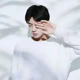 女生头像手捧花男星
