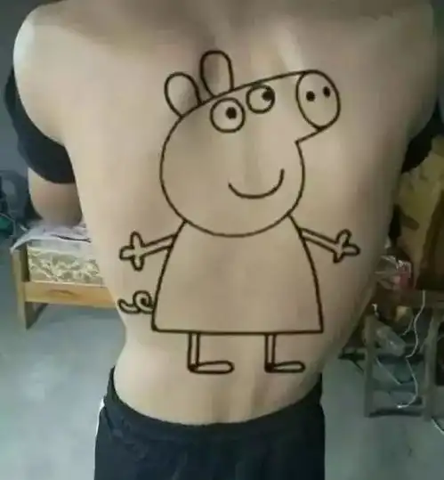纹身女孩头像小猪佩奇