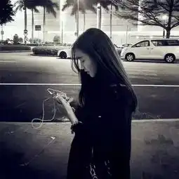 请大家帮忙找下图片里的这个女生,谢谢大家了