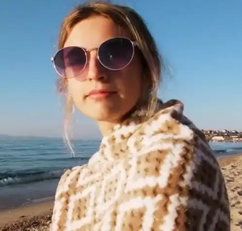 东北小伙漂泊俄罗斯多年,零彩礼娶19岁俄罗斯美女,逆袭百万博主