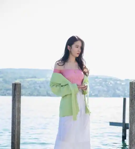 刘亦菲的美真是挡不住,穿粉配绿都那么时尚,一般人可驾驭不了