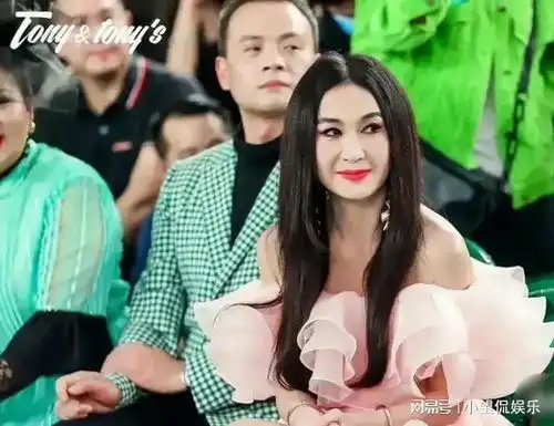 56岁温碧霞频频装嫩,长直发为了挡腮帮子,化浓妆遮法令纹