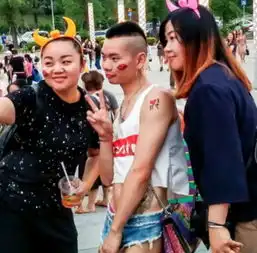 三位女装大佬网红,同样都是女装,他和艾比差距甚大网友变态