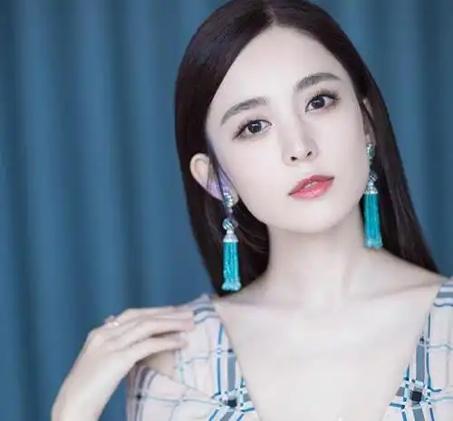 娜扎凌晨发文疑似情绪崩溃,与郑爽粉丝网暴有关本尊回应了