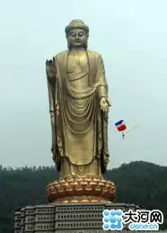 跳伞冠军空中为雅安祈福险撞中原大佛