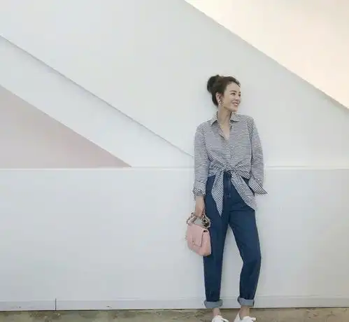 马思纯衣品升级了不少,身穿棉麻质地polo衫慵懒随性,气质出众