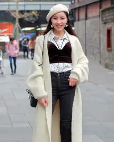 街拍小姐姐搭配浪漫的蕾丝连衣裙,打造出小清新的淑女范