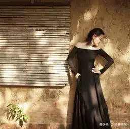 50岁许晴气质真好,穿姜黄长裙身材曼妙如少女,冻龄女神颜值赞