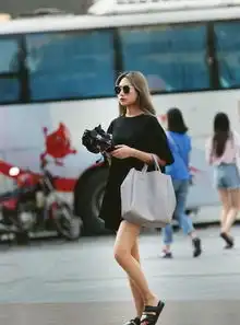 街拍穿搭一身粉色格子的美女抢镜,给人一种干净的美