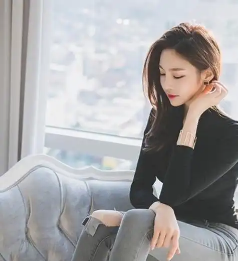 简约气质的牛仔裤美女,清纯漂亮,很有吸引力

