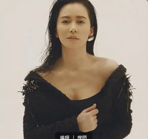 饿了就吃的53岁俞飞鸿穿挂脖流苏黑裙,风韵犹存乃人间尤物