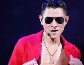 这些明星曾经做过哪些职业岳云鹏做过服务员,而他曾是剃头匠