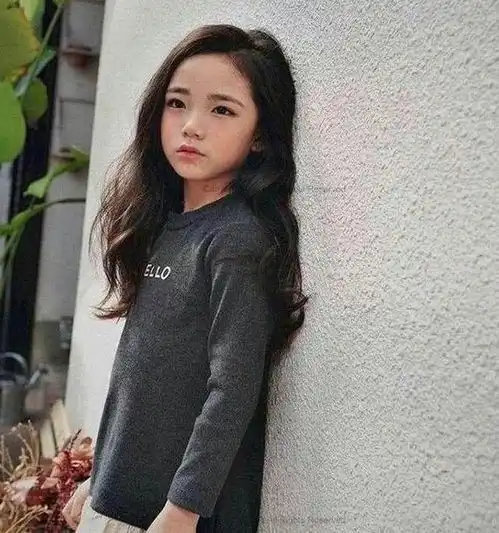 6岁女孩被经纪公司看中,愿等她10年,看到她妈妈,不用等了尹恩彩