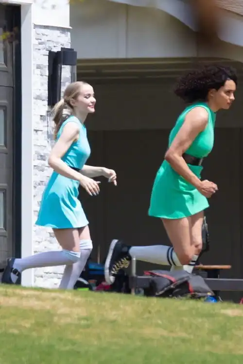 飞天小女警真人剧新片场照三位美女登场亮相