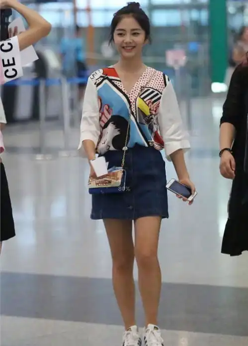 生图下的谭松韵颜值也抗打,穿印花衬衫配半身裙,美成了18岁少女