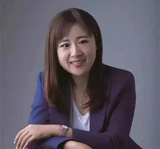 高二辍学,17岁创业,一手打造200亿市值公司这个80后高颜值女强人太牛了