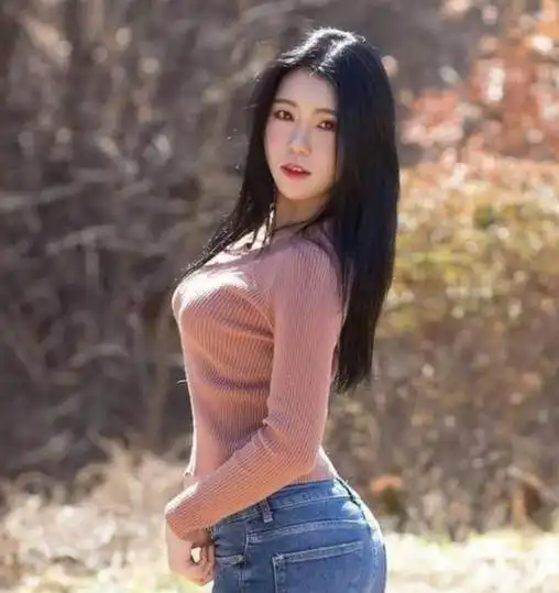 小姐姐穿着紧身牛仔裤,凸显优雅的淑女气质,简单但不单调
