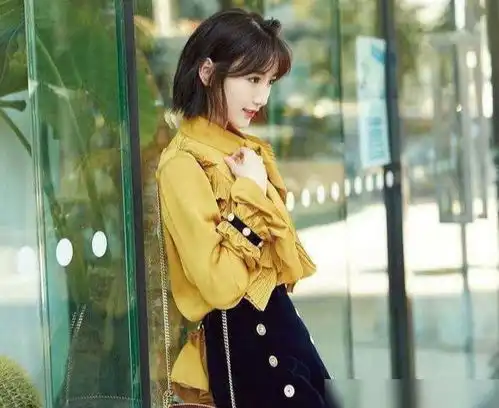 毛晓彤人美衣品好,穿格纹背带裙少女感十足,哪像30多岁的人