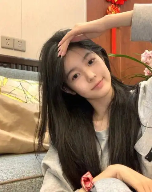 吴亦凡03年女友身份曝光,为网红小怡同学