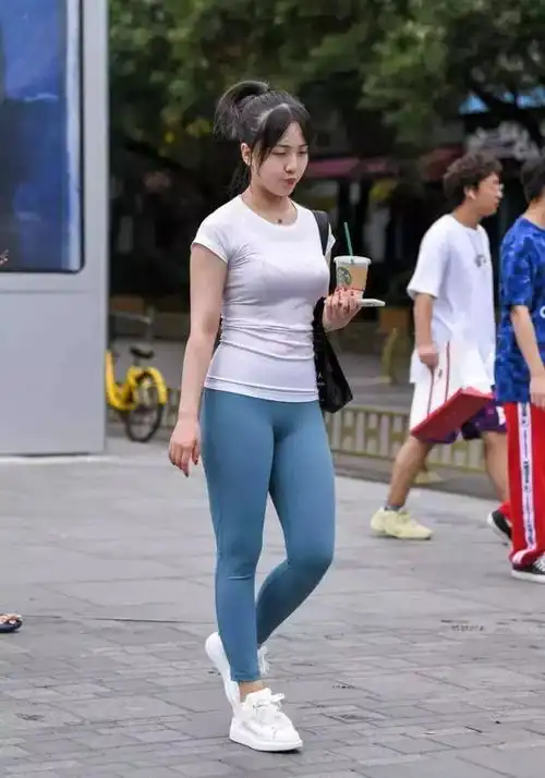 紧身裤时尚穿搭,让你气质不俗气