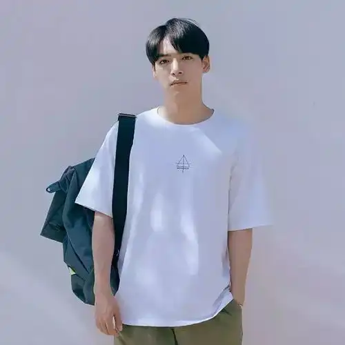 好干净日系小哥哥,简单干净的搭配,让人目不转睛