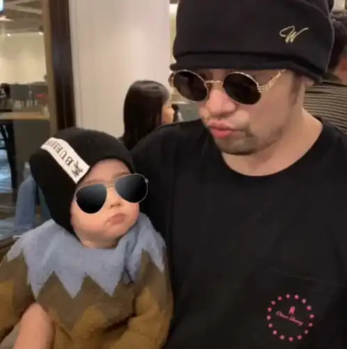 周杰伦晒儿子小小周正面照,戴墨镜一脸傲娇,小手扶车学爸爸耍酷